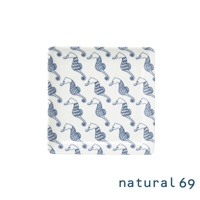 白色方形陶瓷餐盤，印有藍色海馬圖案，圖案重複排列。