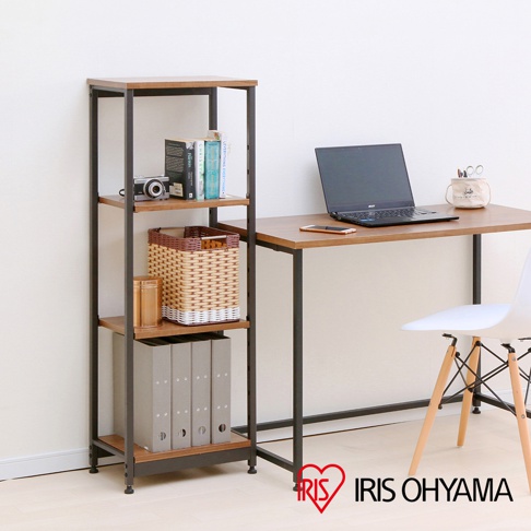 鐵木層架，四層窄型設計，深棕色木紋層板搭配黑色金屬支架。層架上擺放有書籍、復古相機、編織籃、金屬罐和文件夾。