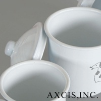 白色琺瑯儲物罐，其中一個罐子繪有灰色的狗圖案，另有兩個罐子，其中一個帶有蓋子。