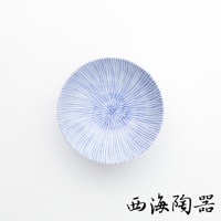 一個白底上的波佐見燒小碗，碗身繪有細緻的藍色十草紋，紋路從中心向外輻射。