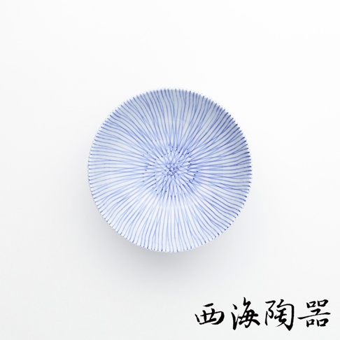 一個白底上的波佐見燒小碗，碗身繪有細緻的藍色十草紋，紋路從中心向外輻射。