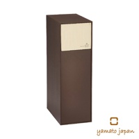 深棕色前開式隙縫可堆疊垃圾桶，上方有淺色面板，印有黑色文字和方形標誌。
