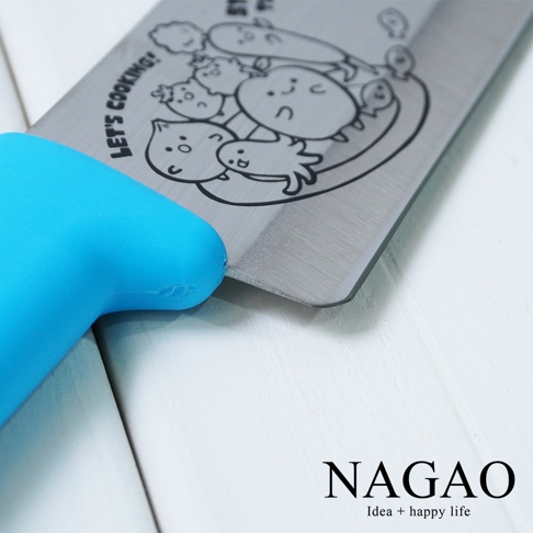 燕三條不鏽鋼兒童學習刀，刀面有可愛蔬菜圖案與「LET'S COOKING!」字樣，搭配藍色防滑握柄。