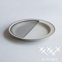 美濃燒瀝油餐盤，淺灰色陶瓷盤面，附有半月形黑色金屬瀝油網，盤緣為棕色。