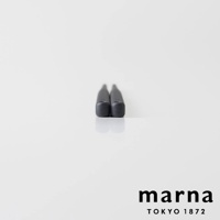 marna TOKYO 1872 品牌下，一雙黑色矽膠材質的長筷，以極簡的白色背景進行拍攝，筷子的細長部分向上微微傾斜，底部呈現方形，並帶有反光效果。