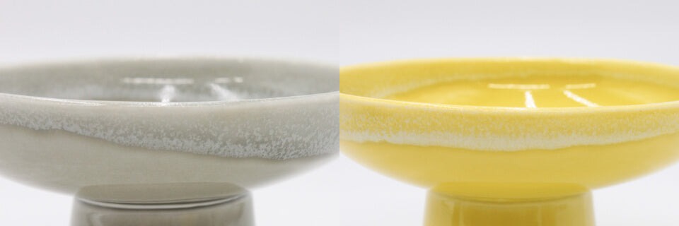 ITSUMO 美濃燒素釉吐司酥脆專用盤，左為淺灰色，右為亮黃色。兩款盤子均為陶瓷材質，邊緣帶有白色釉料流淌的自然紋理，設計簡約，適合盛裝吐司。