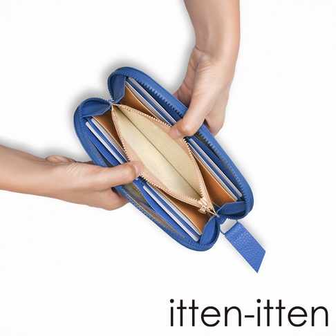 itten-itten 品牌藍色皮革圓角長夾，由雙手持開，內部展示空蕩的錢包夾層。