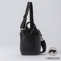 黑色荔枝紋皮革方形側背包，配有織帶提把與可調式肩帶，肩帶上印有品牌字樣。包款正面有拉鍊外袋。