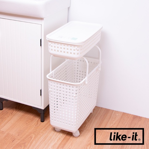 白色兩層式塑膠洗衣提籃，上方提籃帶有蓋子，下方提籃有輪子，設計簡潔，適合放置於狹窄空間。