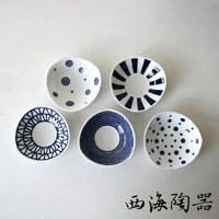 波佐見燒藍玉紋五件式深盤，包含五個陶瓷小盤，皆為白色底盤搭配深藍色紋飾。紋飾設計有螺旋、放射狀、網格狀及圓點，造型獨特。