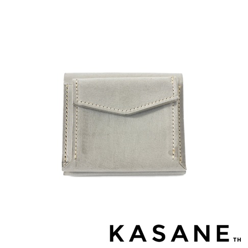 淺灰色皮革短夾，有縫線裝飾，下方為 KASANE TH 商標