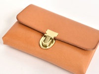 職人手作皮革小卡片收納夾 (KV-1)，採用淺棕色皮革製作，設有黃銅色金屬鎖扣，設計簡約實用。