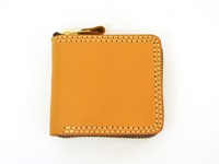 職人手作皮革全包式拉鍊短夾 (WS-40)，採用溫暖的淺棕色皮革，搭配雙層縫線工藝，展現簡約質樸的風格，並設有方便的拉鍊開合。