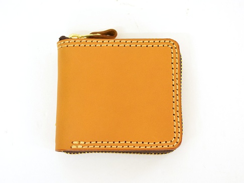 職人手作皮革全包式拉鍊短夾 (WS-40)，採用溫暖的淺棕色皮革，搭配雙層縫線工藝，展現簡約質樸的風格，並設有方便的拉鍊開合。