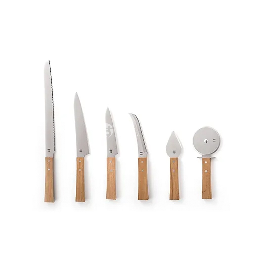 一套六件式刀具組，包含一把鋸齒狀麵包刀、兩把直刃刀、一把彎曲鋸齒刀、一把尖頭刀，以及一個披薩滾輪刀。所有刀具均採用銀色不鏽鋼刀刃和淺木色木柄。