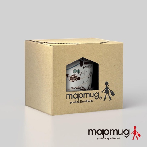 印有大阪散步地圖及貓咪圖案的mapmug馬克杯，置於瓦楞紙盒中。馬克杯主體為白色，印有棕色線條勾勒的地圖、雙樹、貓咪剪影及日文「Tsuruhashi」、「Osakajyo」等字樣。紙盒前方有一個屋頂形狀的開窗，展示馬克杯部分圖案，下方印有mapmug品牌標誌及「produced by office67」字樣，右側並有手提購物袋的黑色女孩剪影。