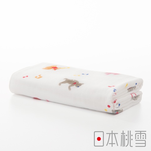白色紗布浴巾，印有色彩繽紛的動物圖案，如小狗、小熊，以及音符和圓點裝飾。材質輕薄透氣，觸感柔軟。