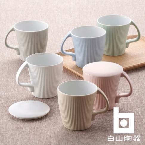 五個陶瓷馬克杯，有奶茶色、米白色、粉紅色（帶蓋）、淺藍色及淺綠色，杯身有垂直凹槽紋理，配有弧形手柄。