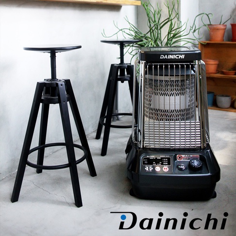 尊爵灰 Dainichi 電子式煤油暖氣機，頂部為不鏽鋼網罩，底部為黑色主機，設有控制面板和旋鈕。