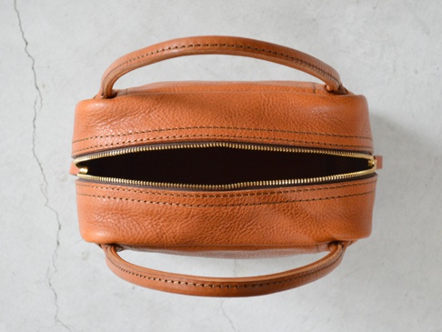 職人手作皮革Organ方形托特包 (G-47) M，棕色，頂部拉鍊開啟，露出內部空間，附有短提把。