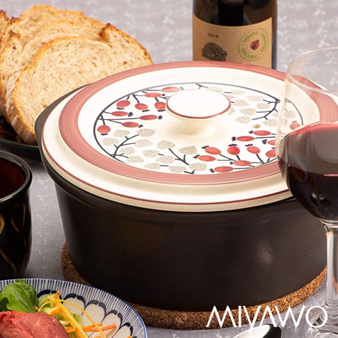 IH系列7號耐溫差洋風陶土湯鍋1.7L，鍋身為深棕色，鍋蓋為白色，飾有紅色漿果與銀灰色葉子圖案，外圍有一圈粉紅色邊框。
