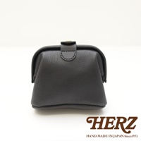 職人手作皮革口金化妝包 KF-143 S，黑色，採用紋理皮革製成，配有金色扣環和皮革繫帶。