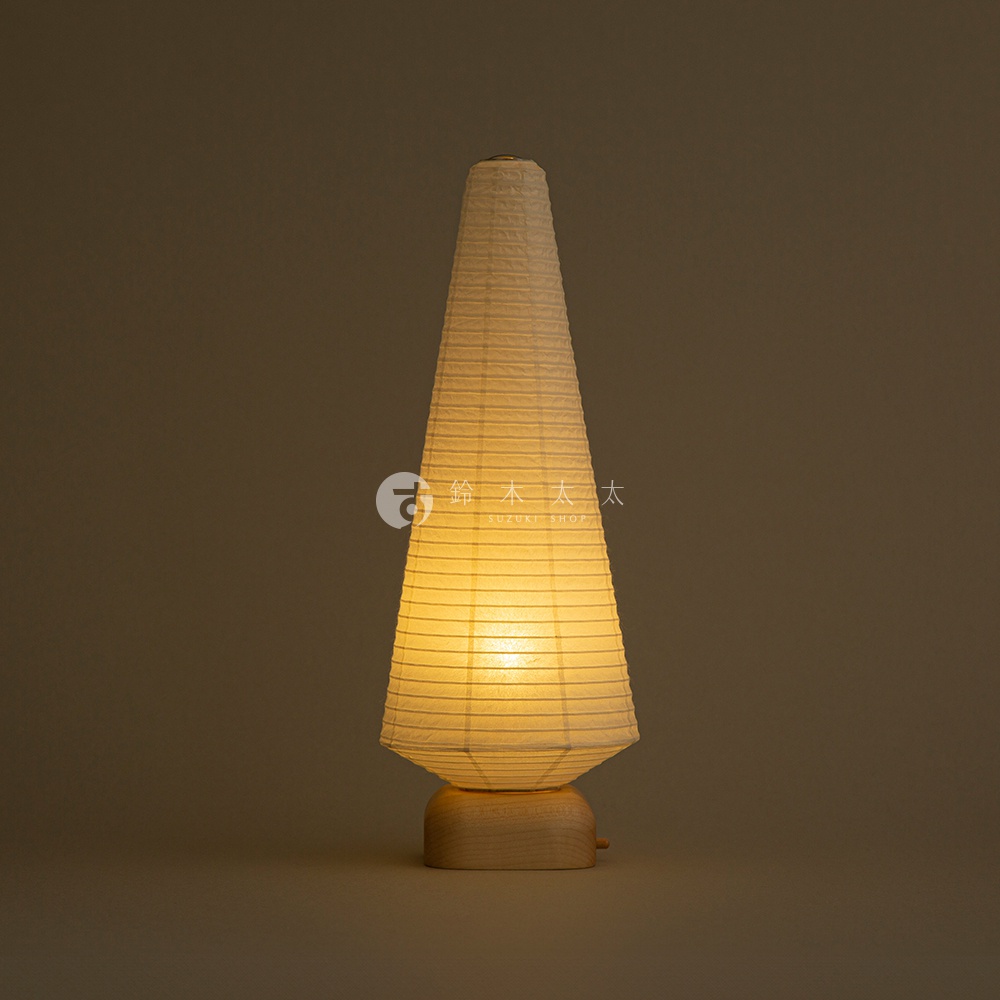 八女迷你裝飾提燈，採用和紙材質，燈罩為錐形，帶有細密的橫向摺紋，底部為淺木色木座。