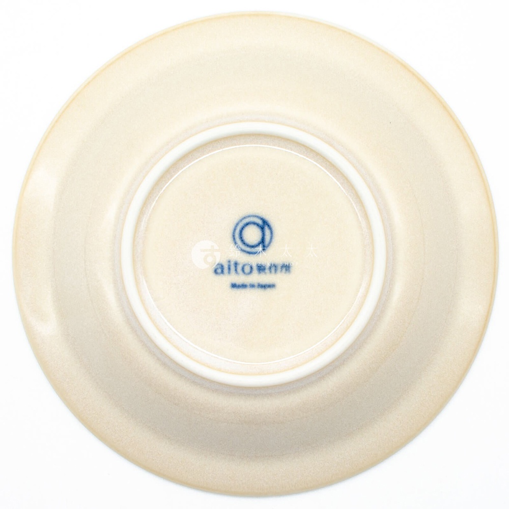 Anyware 美濃燒葉紋復古溫潤小碗，碗底呈現米白色，帶有淺淺的漸層光澤，中央有藍色圓形 logo 與「aito 製作所」字樣，下方標示「Made in Japan」。