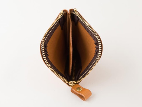棕色皮革製的拉鍊式零錢包，內有兩個分隔層，附有黃銅色拉鍊和皮革拉環。
