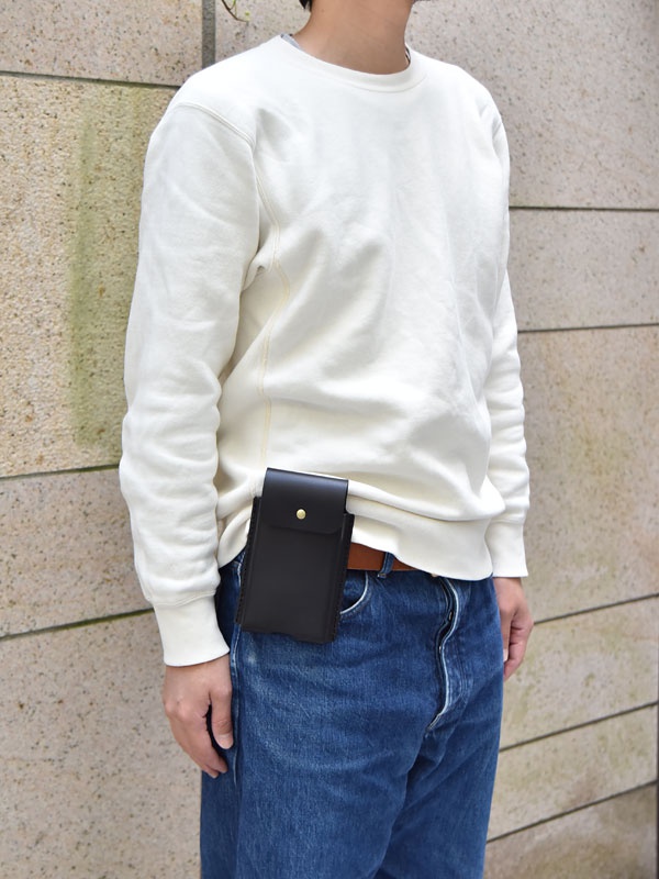 黑色職人手作皮革三用手機收納包，附有金色金屬鈕扣，可夾在腰帶上。