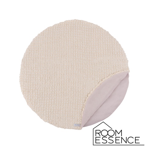 米白色涼感夾心包覆圓墊，表面為蜂巢格紋織紋，內層為淺粉色絨面材質。