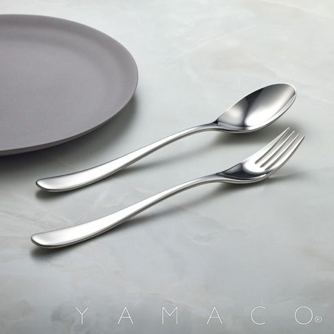 霧面不鏽鋼晚餐叉匙兩件組，搭配灰色盤子，置於大理石紋背景上。