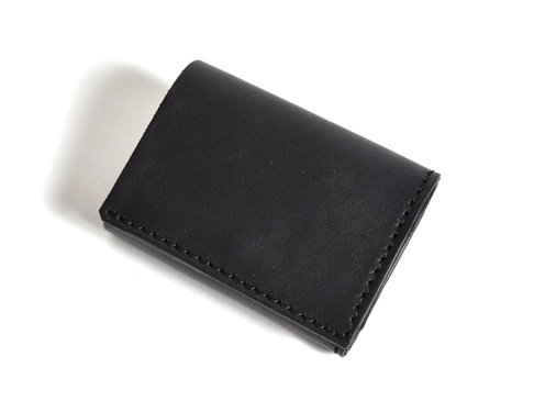 職人手作黑色皮革三折式迷你短夾，簡約設計，車線細緻。
