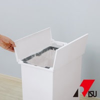 SOLOW 35L 踩踏對開分類垃圾桶，白色塑膠材質，頂部有兩個可獨立開啟的白色上蓋，內部可見垃圾袋。