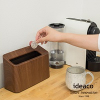 胡桃木紋斜口桌邊置物/垃圾桶，外觀呈現自然木質紋理，容量約 1.7 公升，可放置咖啡膠囊等小物。