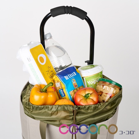 卡其色2WAY手提收納折疊推車，裝有雞蛋、義大利麵、優格、果醬罐、番茄、橘子和甜椒等食材。