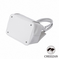 JETTER 方形托特包 CJTE-026，白色皮革材質，底部有四顆金屬腳釘，配有雙提把，整體呈現簡約設計。