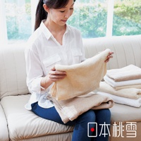 展示女性手持淺米色方巾，旁邊疊放著白色、淺褐色和米色的方巾，方巾材質蓬鬆柔軟。