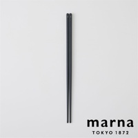 黑灰色矽膠長筷，筷子頂部有兩個小孔，下方有「marna TOKYO 1872」字樣