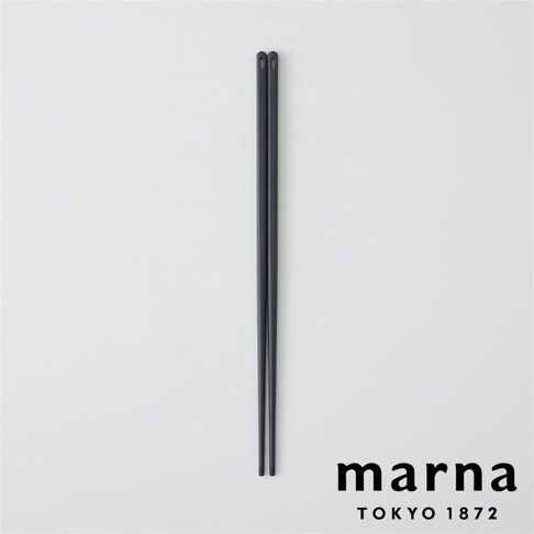 黑灰色矽膠長筷，筷子頂部有兩個小孔，下方有「marna TOKYO 1872」字樣
