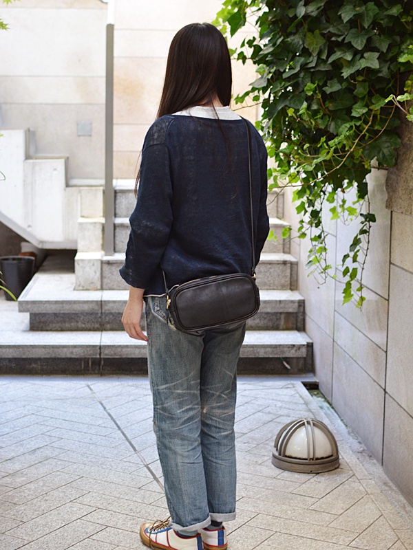 職人手作皮革隨身單肩小包 (CP-35)，黑色皮革材質，橢圓造型，附有細長肩帶，斜背於身。