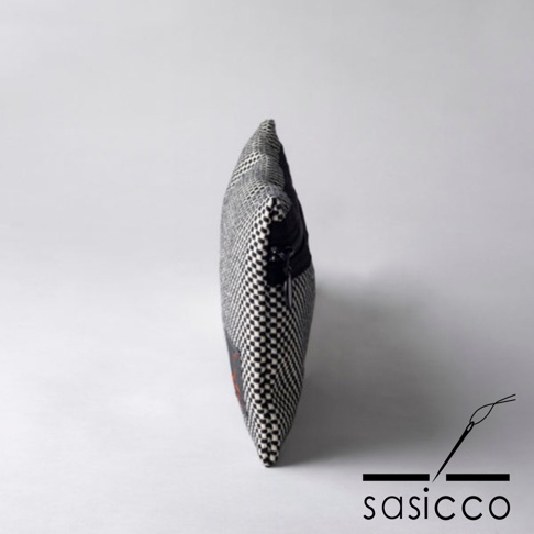 三河木綿刺子織文件收納包，側面展示，以黑白格紋圖案為主，搭配黑色拉鍊，材質為織物。