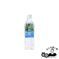 一瓶500毫升的透明塑膠瓶裝水，瓶身標籤為藍色，印有「白神山水」字樣及綠色森林與藍色溪流的圖像。