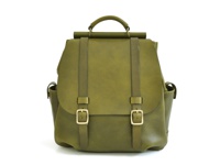 橄欖綠皮革後背包，有雙磁扣和側袋，風格經典。
