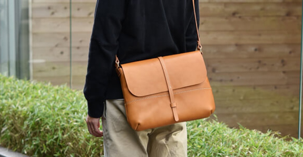 日本HERZ品牌，職人手作皮革細扣帶馬鞍包，棕褐色牛皮材質，可斜揹，設計簡約耐看