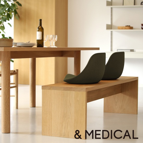 兩張綠色布藝高背座墊放置於淺木色長凳上，長凳下方為木質結構，整體風格簡約現代。