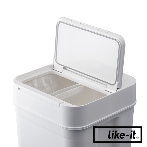 白色塑膠製的雙格垃圾桶，頂蓋開啟，內部裝有兩個垃圾袋。