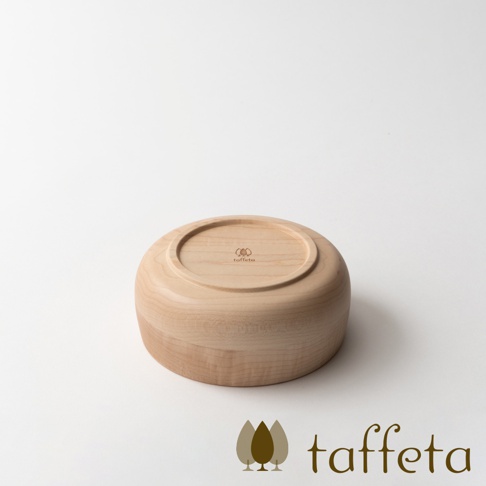 楓木沙拉碗，呈現原木色澤，碗底有圓形凹槽，中央刻有品牌標誌及名稱。