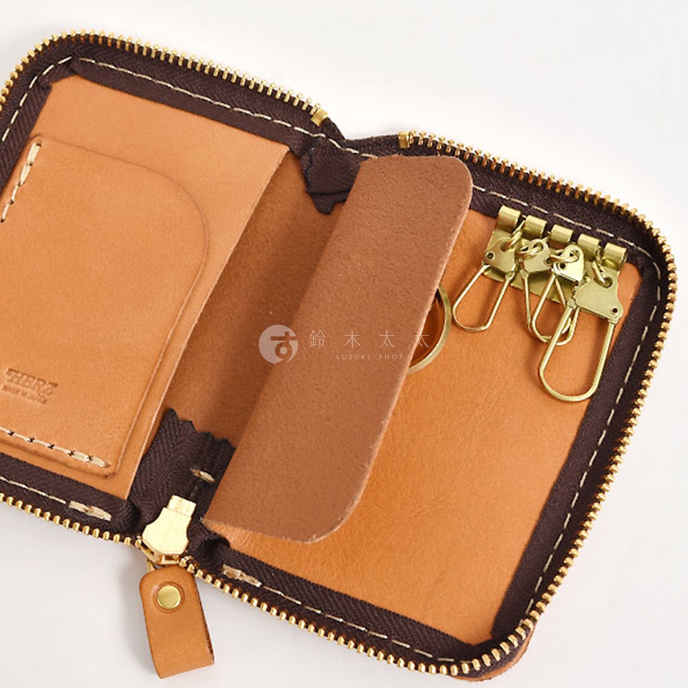 職人手作皮革多用途收納鑰匙包，採用棕色皮革製成，內有鑰匙掛鉤和卡槽。