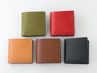 職人手作皮革二折直式小短夾，共有橄欖綠、紅色、卡其色、咖啡色、黑色五種顏色，皆為真皮材質，車縫線清晰。